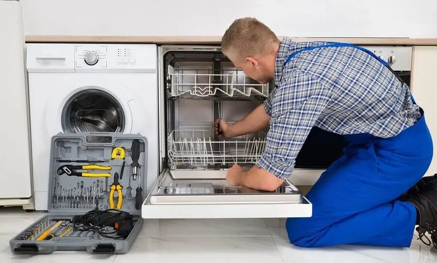 Foça Finlux servisi teknisyen ekibi beyaz eşya tamiri yaparken